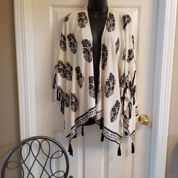 Accessories - Cream & Black Kimono w/sleeves  - One Size